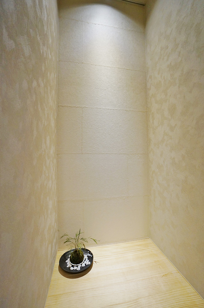 床の間背面壁には、地元下田産の大谷地和紙を。江戸時代の製造手法で造り出される楮（こうぞ）１００％の独特な風合いが印象的。