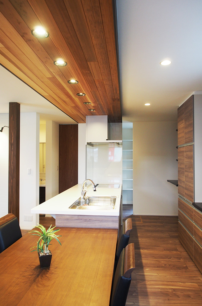 キッチンの奥にパントリーを兼ね備えた家事動線。横並びのダイニングや、天井のレッドシダーなど機能性とデザイン性のコラボ
