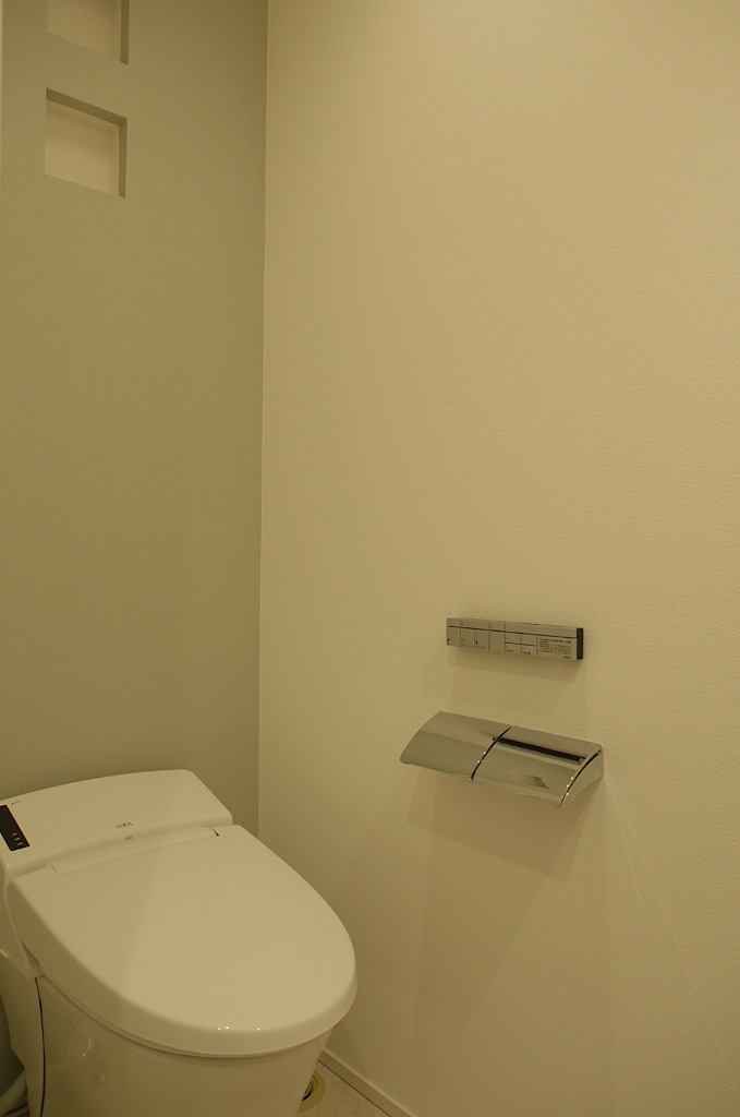 トイレに窓がなくても壁面のアクセントのアクリル板から隣の部屋の明かりを取り込む。