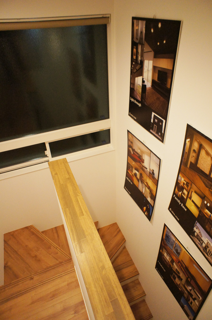 家族の写真やお子様の描いた絵をディスプレイできる「ピクチャーウォール」のある階段室。
作品を飾ったら「小さな美術館」の開館です！