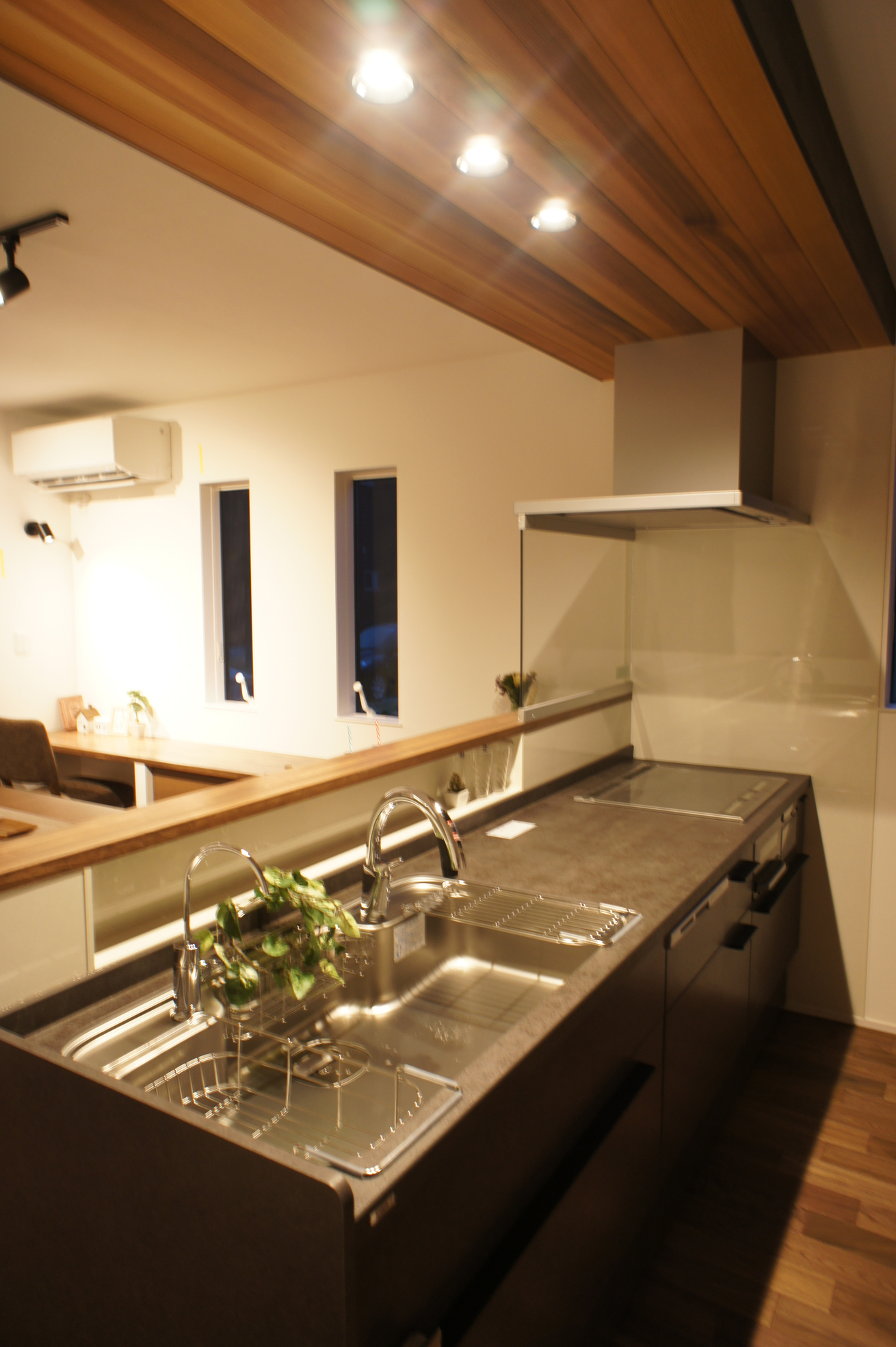 キッチン天板はLIXILの高級セラミック天板を採用。
ブラックのキッチン上の天井にはアクセントにレッドシダーを。