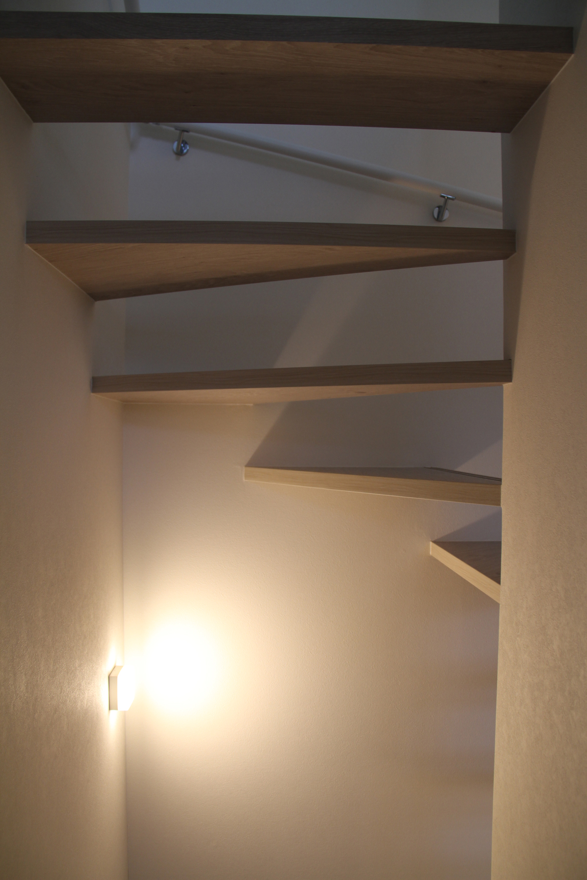 空間の広がりとデザインを考えた階段。