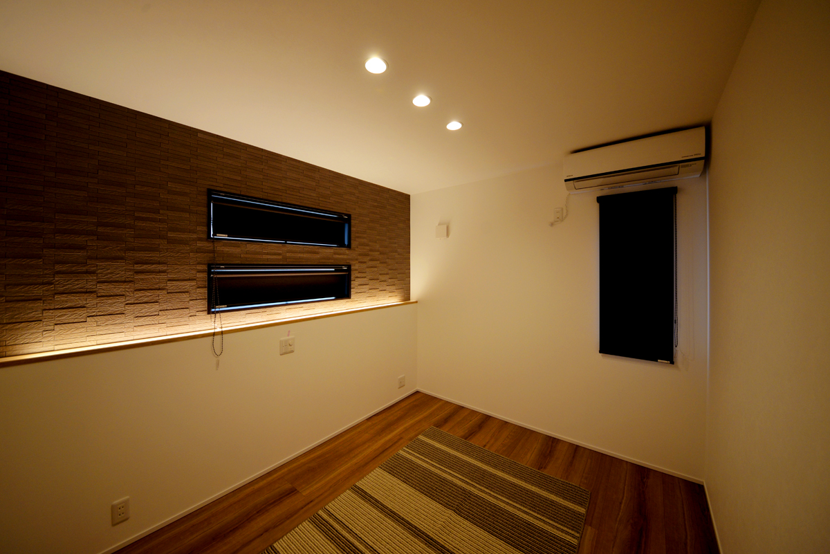 寝室には落ち着いたデザインのエコカラットと間接照明にて落ち着いた空間を演出。