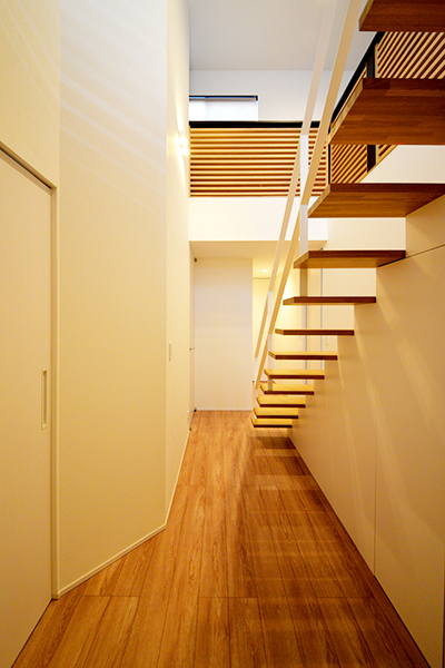 空間を広げるために工夫したスケルトン階段。