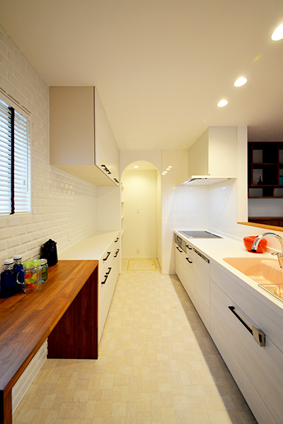 キッチンには食器棚に合わせて造作棚も設置。
床はクッションフロアを採用。