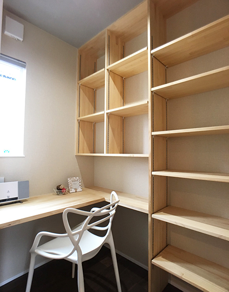 コンパクトなスペースながら、造り付けの本棚で使い勝手の良い書斎に。