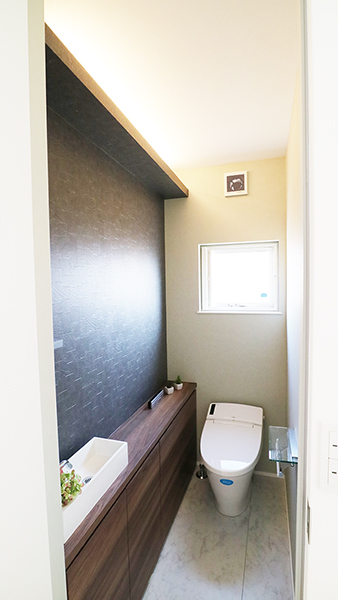 収納力とデザイン性の高いトイレ収納。間接照明との組み合わせでトイレを演出