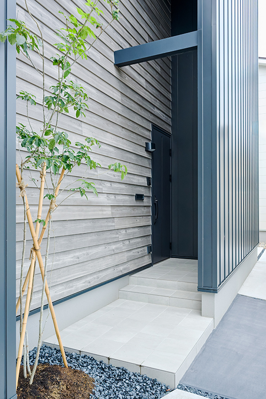 上越市｜吹抜けと意匠階段を中心に集いつながる住まい｜完成見学会【予約制】