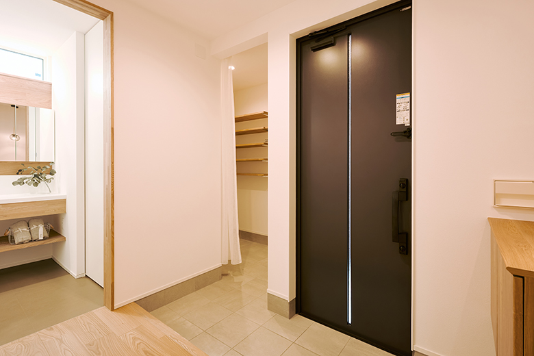 上越市｜吹抜けと意匠階段を中心に集いつながる住まい｜完成見学会【予約制】