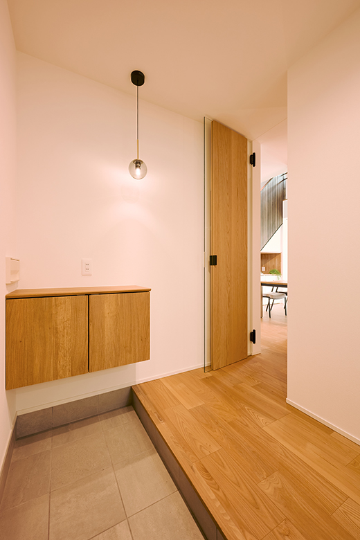 上越市｜吹抜けと意匠階段を中心に集いつながる住まい｜完成見学会【予約制】