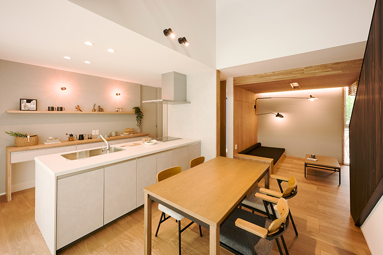 上越市｜吹抜けと意匠階段を中心に集いつながる住まい｜完成見学会【予約制】