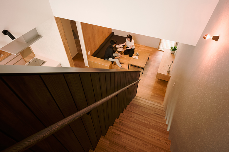 上越市｜吹抜けと意匠階段を中心に集いつながる住まい｜完成見学会【予約制】