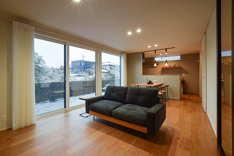 柏崎市｜ブラックチェリー×グレーが織りなす、上質であたたかな住まい｜完成見学会【予約制】