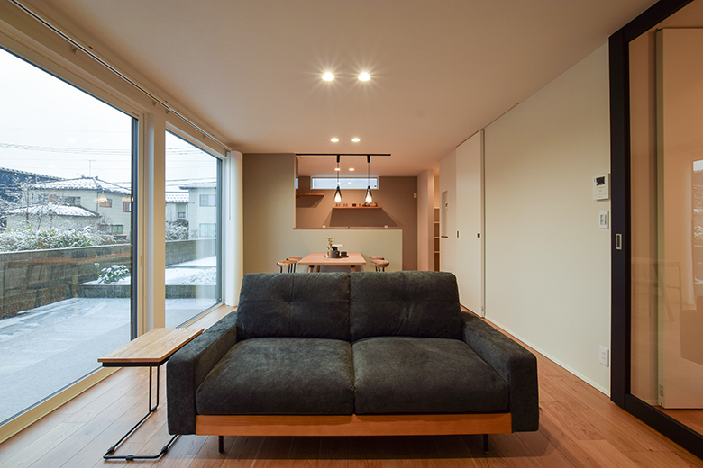 柏崎市｜ブラックチェリー×グレーが織りなす、上質であたたかな住まい｜完成見学会【予約制】