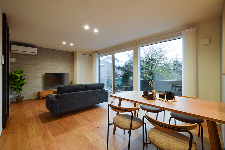 柏崎市｜ブラックチェリー×グレーが織りなす、上質であたたかな住まい｜完成見学会【予約制】