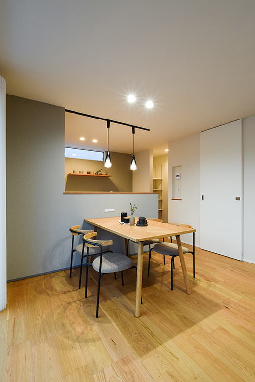 柏崎市｜ブラックチェリー×グレーが織りなす、上質であたたかな住まい｜完成見学会【予約制】