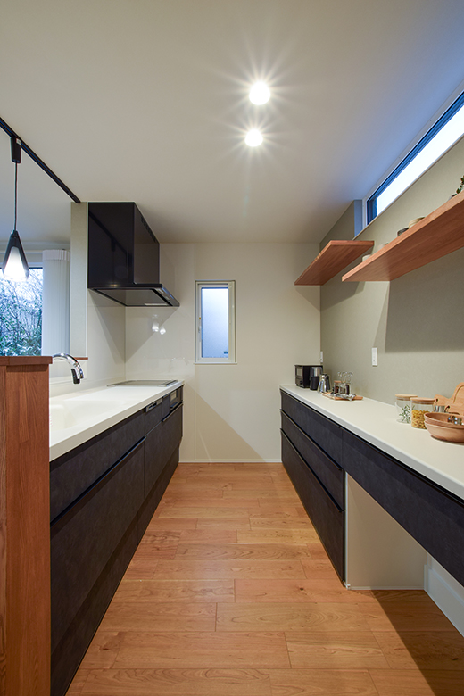 柏崎市｜ブラックチェリー×グレーが織りなす、上質であたたかな住まい｜完成見学会【予約制】