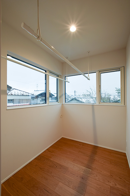 柏崎市｜ブラックチェリー×グレーが織りなす、上質であたたかな住まい｜完成見学会【予約制】