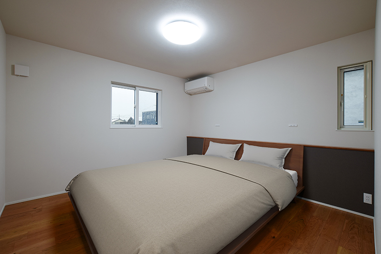 柏崎市｜ブラックチェリー×グレーが織りなす、上質であたたかな住まい｜完成見学会【予約制】