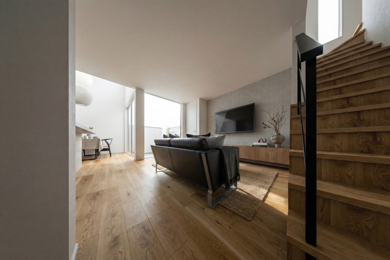 新潟市江南区｜1.5階の高天井とカーテンレスのLDKで、海外照明と家具が映える住まい｜完成見学会【予約制】