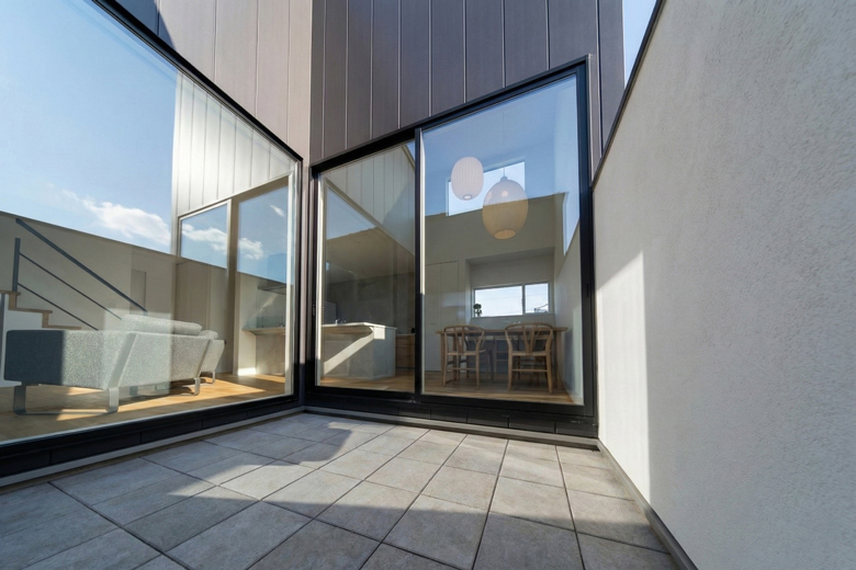 新潟市江南区｜1.5階の高天井とカーテンレスのLDKで、海外照明と家具が映える住まい｜完成見学会【予約制】