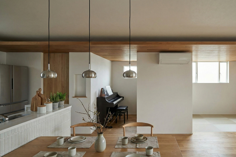 ≪オーナー様の住まい見学会≫見附市｜無垢材のぬくもりと、吹き抜け玄関が迎える住まい【予約制】