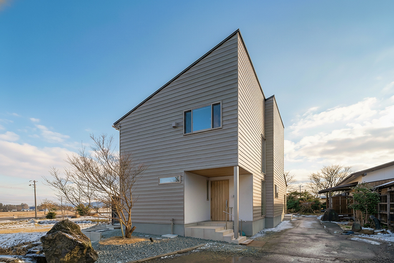 ≪オーナー様の住まい見学会≫見附市｜無垢材のぬくもりと、吹き抜け玄関が迎える住まい【予約制】