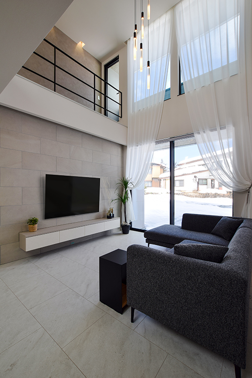 【3/15まで】上越市上中田モデルハウス｜“毎日をたのしむ” 造作階段と吹き抜けが彩るラグジュアリーな住まい【予約制】