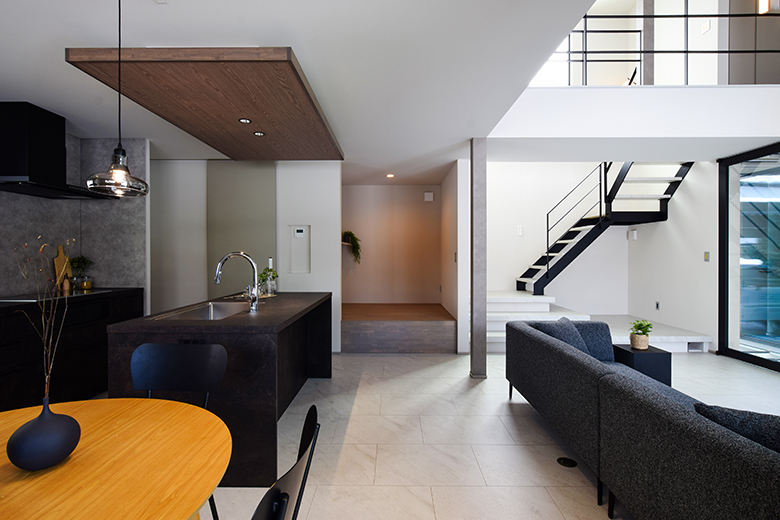 【3/15まで】上越市上中田モデルハウス｜“毎日をたのしむ” 造作階段と吹き抜けが彩るラグジュアリーな住まい【予約制】