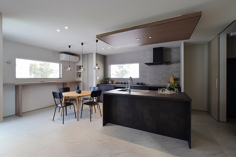 【3/15まで】上越市上中田モデルハウス｜“毎日をたのしむ” 造作階段と吹き抜けが彩るラグジュアリーな住まい【予約制】