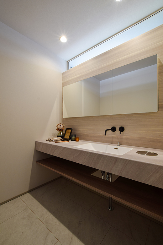 【3/15まで】上越市上中田モデルハウス｜“毎日をたのしむ” 造作階段と吹き抜けが彩るラグジュアリーな住まい【予約制】