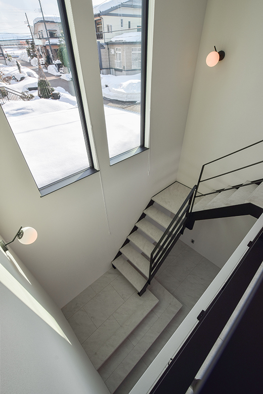 【3/15まで】上越市上中田モデルハウス｜“毎日をたのしむ” 造作階段と吹き抜けが彩るラグジュアリーな住まい【予約制】