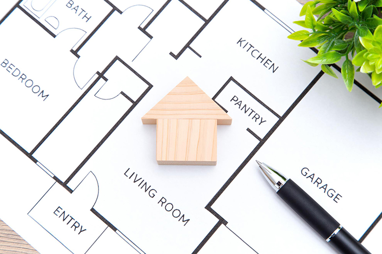 注文住宅の設計をイメージする間取り図と木の家