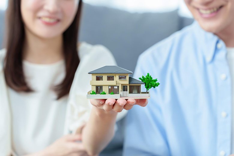 住宅模型を見ながら家づくりを検討する夫婦