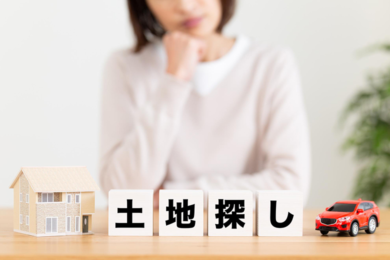 注文住宅の土地探しについて悩む女性