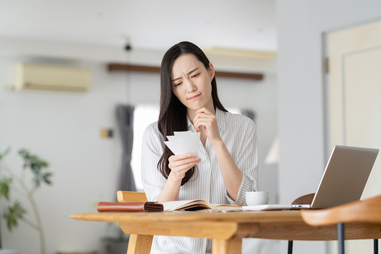 平屋の外観で後悔しないためにデザインを検討する女性