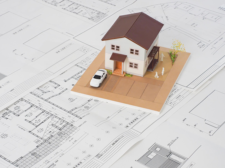 住宅の模型と間取り図