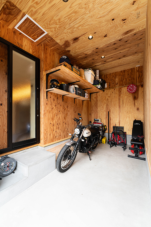 ビルトインタイプのバイクガレージ