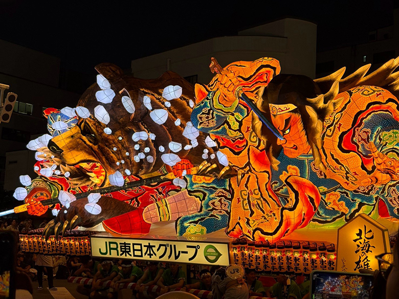 夜にライトアップされた迫力ある青森ねぶた祭のねぶた