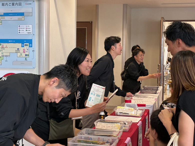 オーナー様感謝祭の受付で来場者をご案内するスタッフ