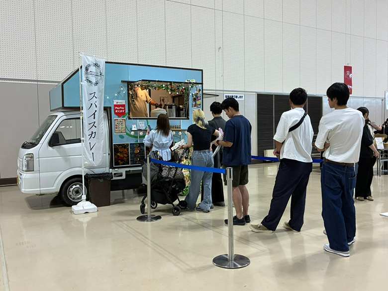 オーナー様感謝祭に出店したキッチンカーと並ぶ来場者