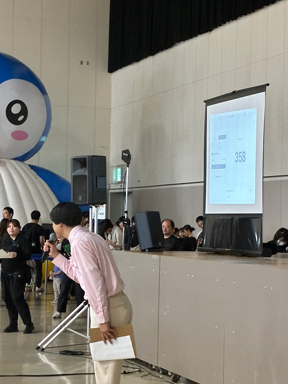 オーナー様感謝祭のステージイベントを進行する司会者