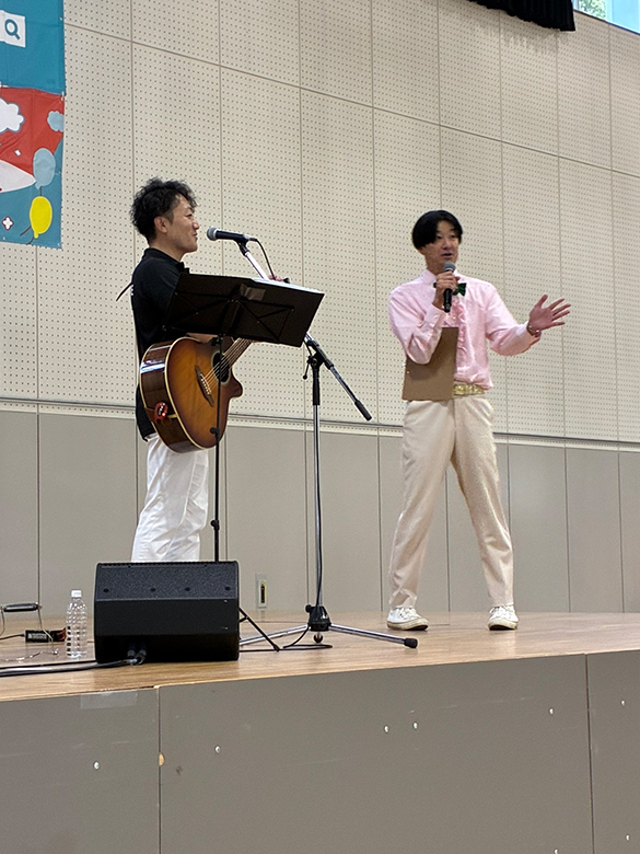 オーナー様感謝祭のステージで行われたギター演奏とトークイベント
