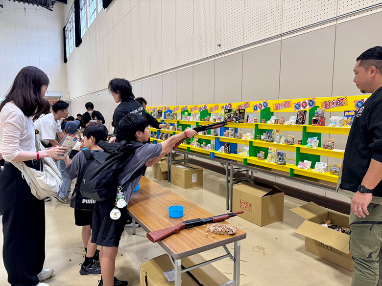 オーナー様感謝祭の射的コーナーを楽しむ子ども