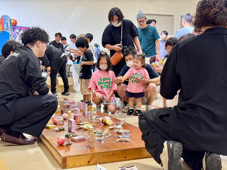 お菓子が並ぶ縁日コーナーを家族で楽しむオーナー様