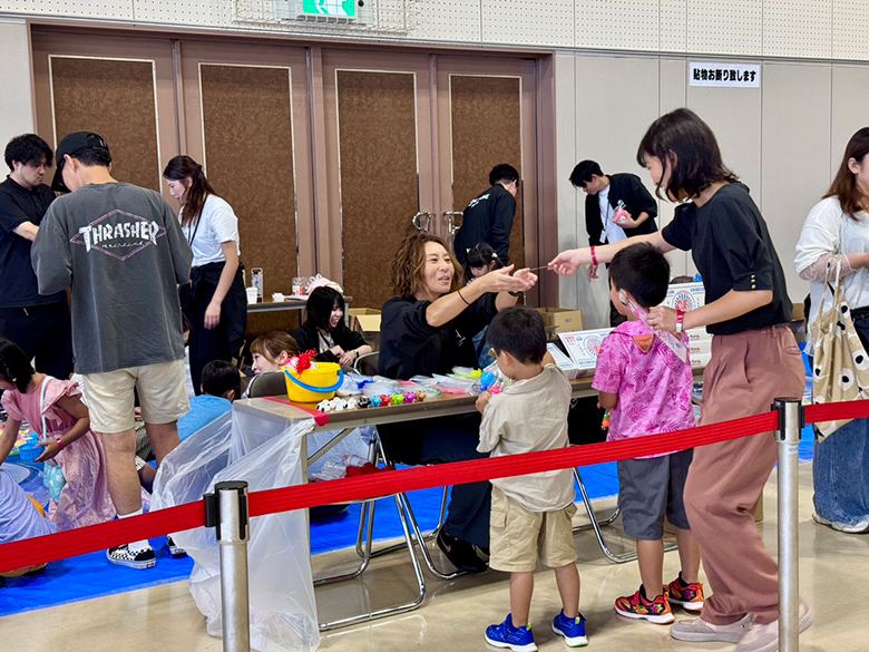縁日コーナーでオーナー様ご家族と交流するスタッフ